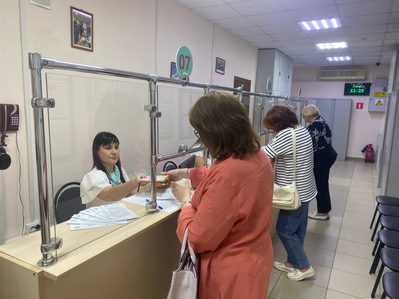 Более 1200 саратовских соцработников получили губернаторскую премию по 10 тысяч рублей